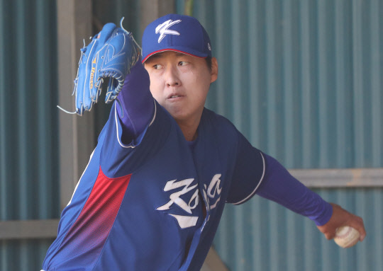 두번째 불펜피칭        (우루마<일본 오키나와현>=연합뉴스) 서명곤 기자 = 15일 오전 오키나와현 우루마시 구시가와 구장에서 열린 월드베이스볼클래식(WBC) 야구 대표팀 훈련에서 차우찬이 불펜피칭을 하고 있다.  2017.2.15      seephoto@yna.co.kr  (끝)